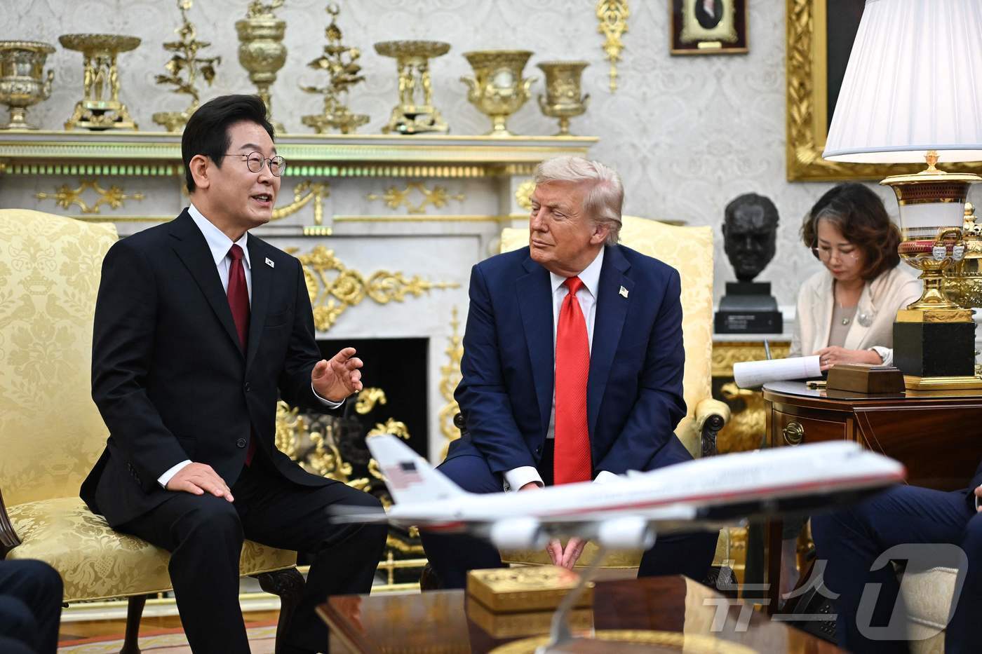 본문 이미지 - 지난 8월 25일&#40;현지시각&#41; 미국 워싱턴 D.C에서 진행된 한미 정상회담 때 도널드 트럼프 미국 대통령 오른편 뒤쪽으로 배석한 이연향 국무부 통역국장. ⓒ AFP=뉴스1 ⓒ News1 신웅수 기자