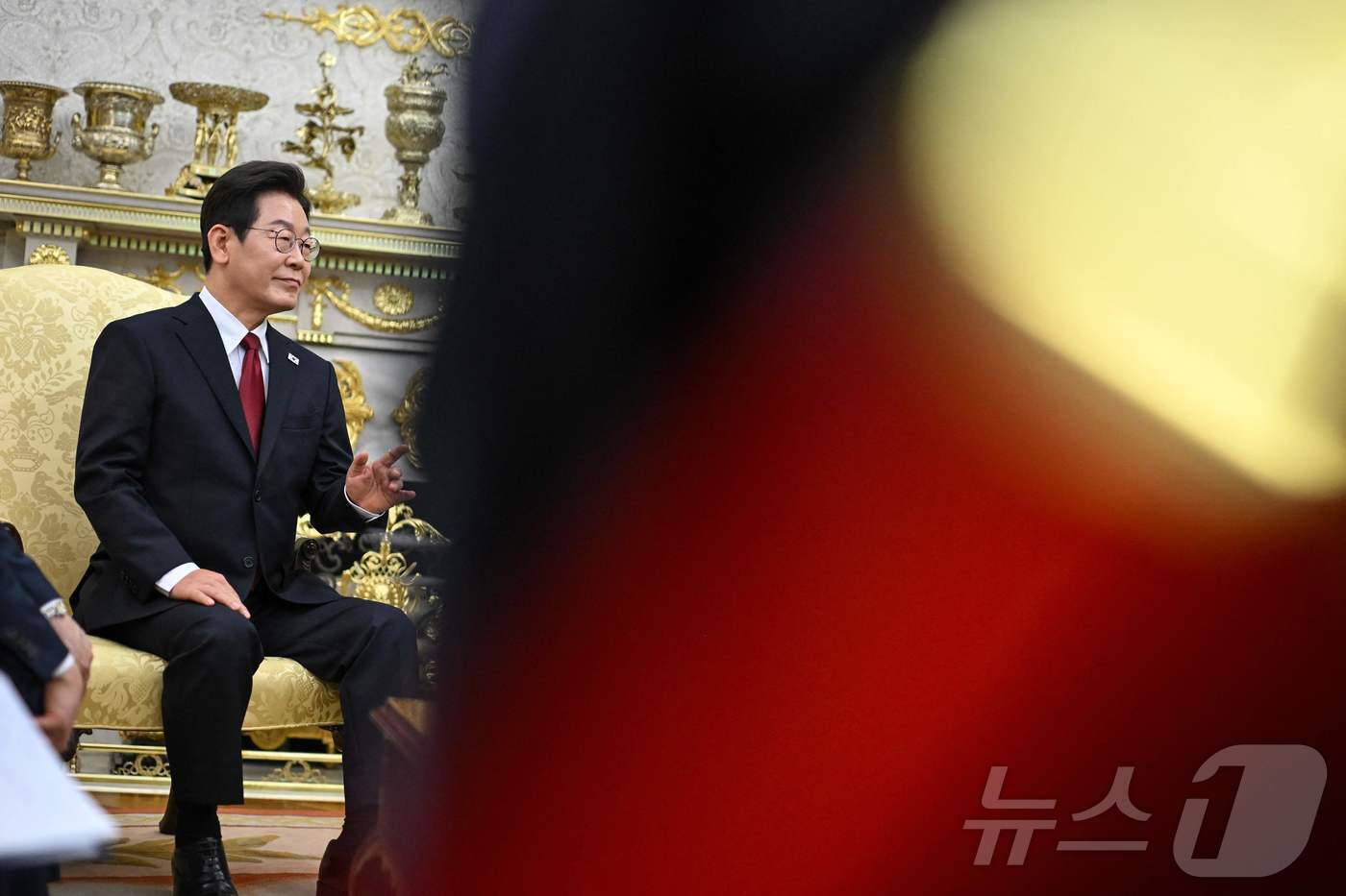 본문 이미지 - 이재명 대통령이 25일(현지시간) 미국 워싱턴 백악관에서 도널드 트럼프 대통령과 한미 정상회담을 하고 있다. ⓒ AFP=뉴스1 ⓒ News1 신웅수 기자