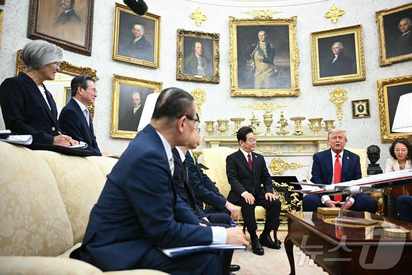 본문 이미지 - 이재명 대통령이 25일&#40;현지시간&#41; 미국 워싱턴 백악관에서 도널드 트럼프 대통령과 한미 정상회담을 하고 있다. ⓒ AFP=뉴스1 ⓒ News1 신웅수 기자