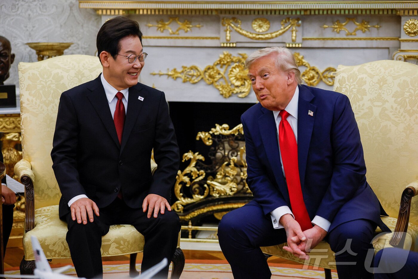 본문 이미지 - 이재명 대통령이 25일&#40;현지시간&#41; 미국 워싱턴 백악관에서 도널드 트럼프 대통령과 한미 정상회담을 하고 있다. ⓒ 로이터=뉴스1 ⓒ News1 신웅수 기자