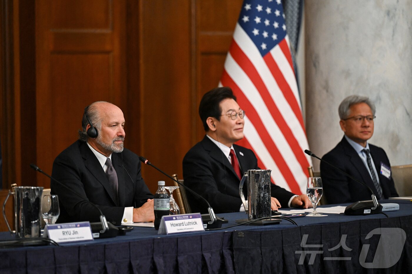 본문 이미지 - 이재명 대통령이 25일&#40;현지시간&#41; 미국 워싱턴DC 윌라드 호텔에서 열린 한미 비즈니스 라운드 테이블에서 발언하고 있다. 왼쪽부터 하워드 러트닉 미국 상무장관, 이 대통령, 젠슨 황 엔비디아 최고경영자. ⓒ 로이터=뉴스1 ⓒ News1 신웅수 기자