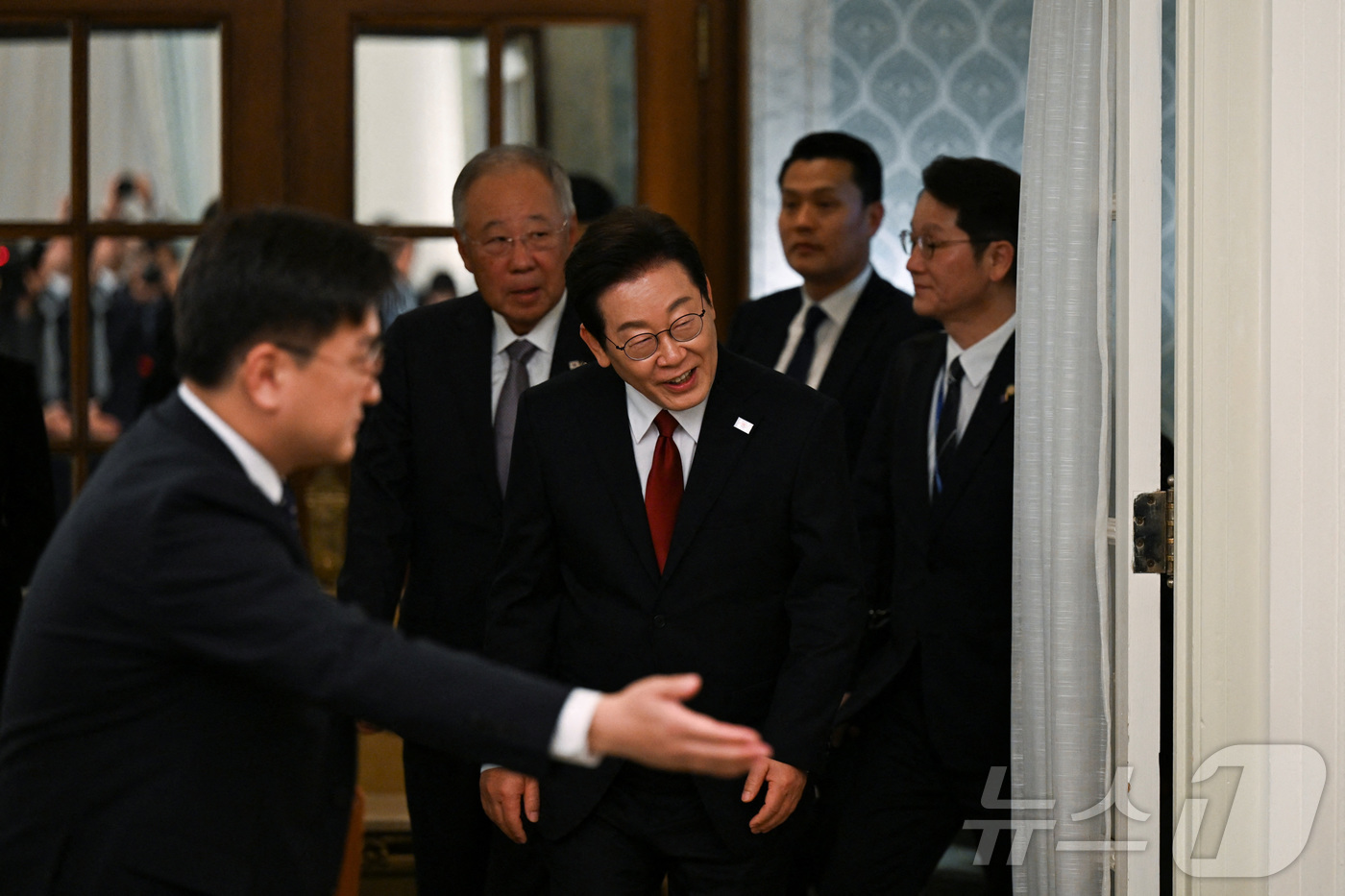 (로이터=뉴스1) 신웅수 기자 = 이재명 대통령이 25일(현지시간) 미국 워싱턴DC 윌라드 호텔에서 열린 한미 비즈니스 라운드 테이블에 참석하고 있다.ⓒ 로이터=뉴스1