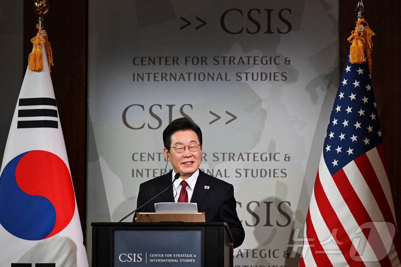 (로이터=뉴스1) 신웅수 기자 = 이재명 대통령이 25일(현지시간) 미국 워싱턴 DC 전략국제문제연구소(CSIS)에서 연설을 하고 있다.ⓒ 로이터=뉴스1