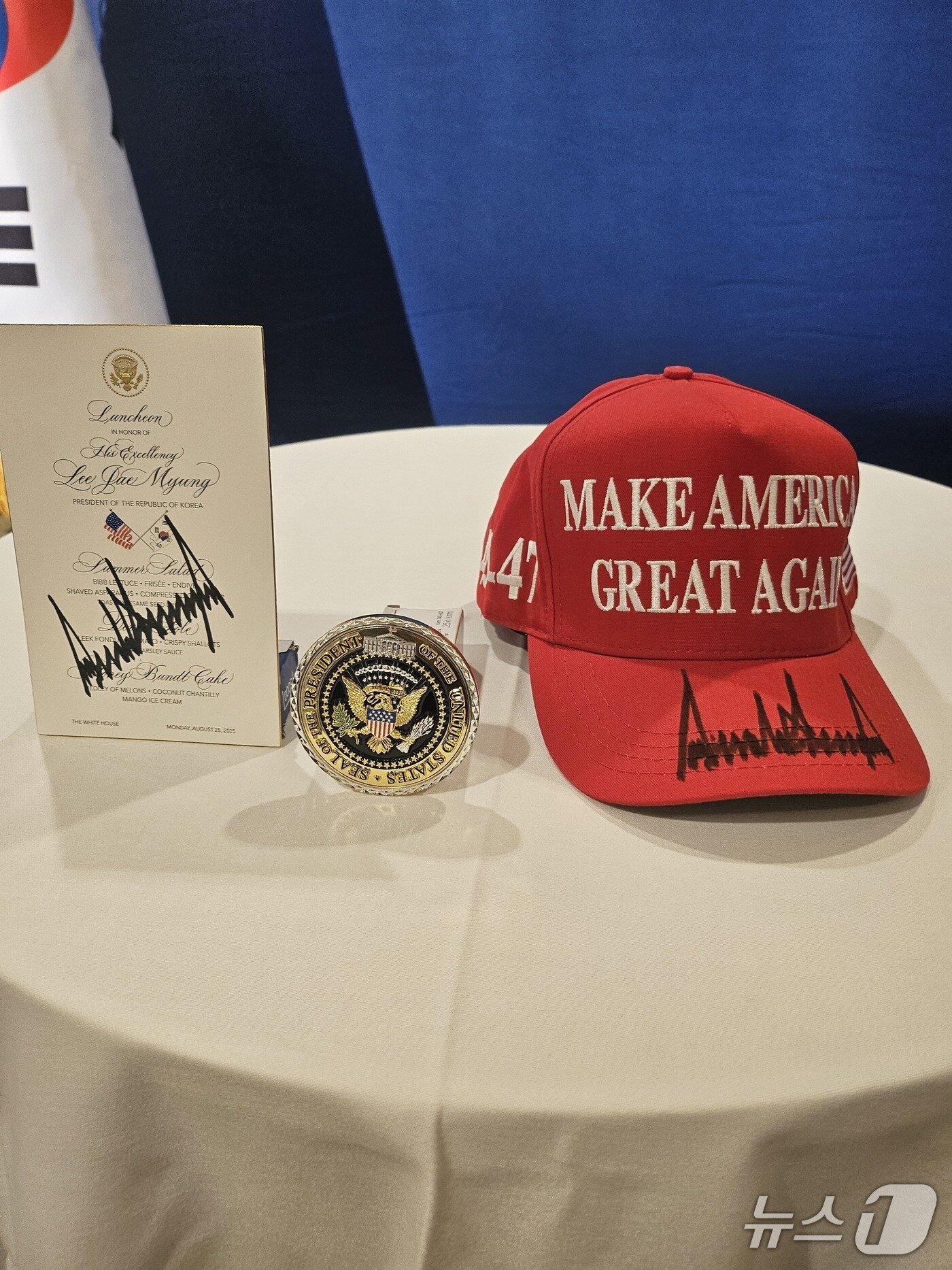 본문 이미지 - 도널드 트럼프 미국 대통령이 25일(현지시간) 이재명 대통령에게 선물한 'MAGA' 모자와 친필 사인 선물들. 2025.8.25/뉴스1 ⓒ News1 심언기 기자