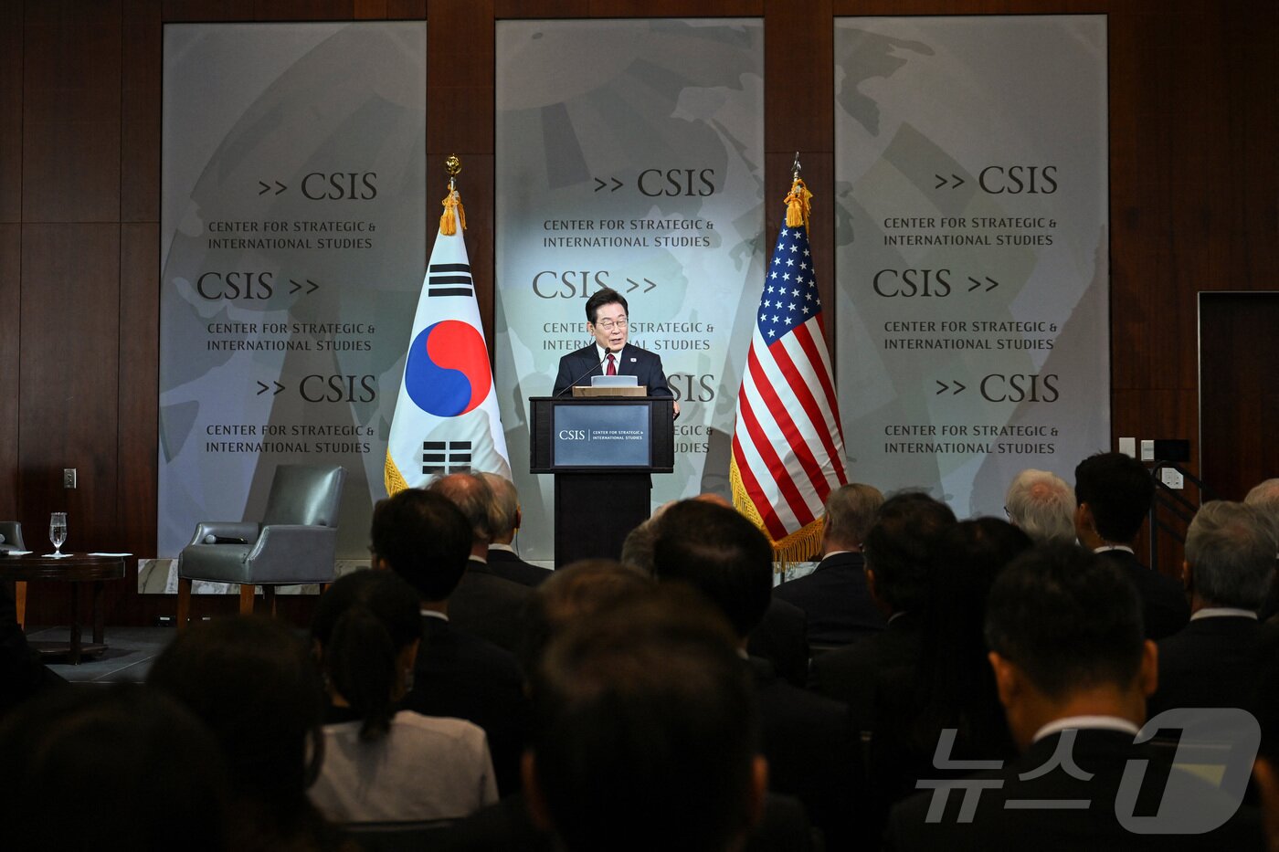 본문 이미지 - 이재명 대통령이 25일(현지시간) 미국 워싱턴 DC 전략국제문제연구소(CSIS)에서 연설을 하고 있다. ⓒ 로이터=뉴스1 ⓒ News1 신웅수 기자