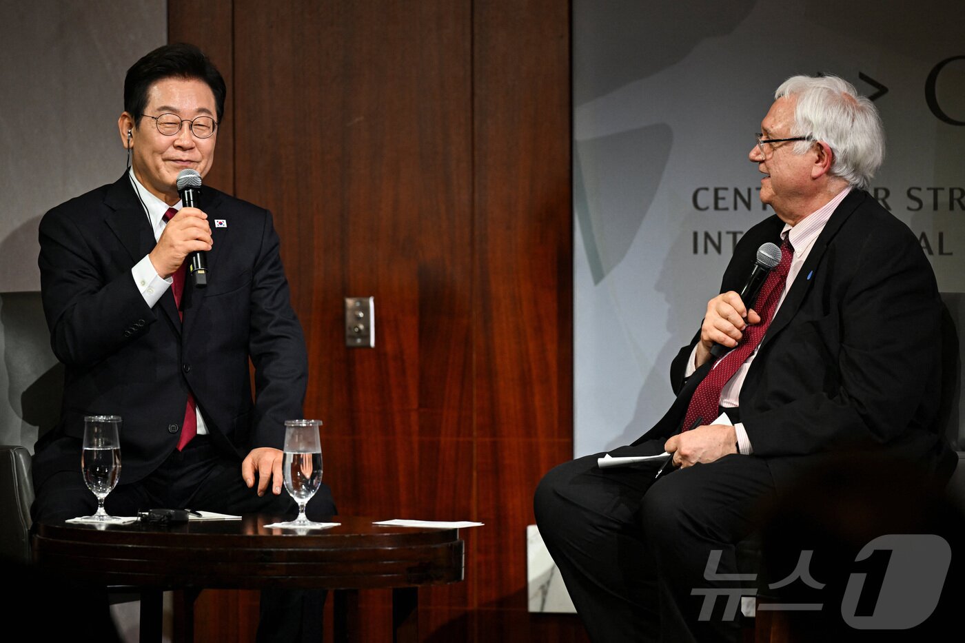 본문 이미지 - 이재명 대통령이 25일&#40;현지시간&#41; 미국 워싱턴 DC 전략국제문제연구소&#40;CSIS&#41;에서 연설을 마친 후 존 햄리 CEO의 질문에 답변하고 있다. ⓒ 로이터=뉴스1 ⓒ News1 신웅수 기자