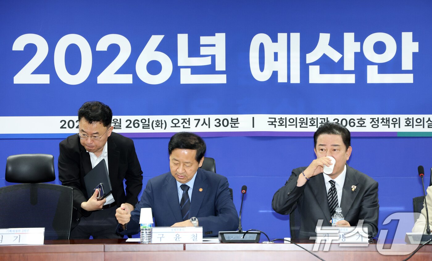 본문 이미지 - 구윤철 경제부총리 겸 기획재정부 장관과 김병기 더불어민주당 원내대표가 26일 서울 여의도 국회 의원회관에서 열린 내년도 정부 예산안 편성 방향을 논의하기 위한 당정 협의에 참석하고 있다. 2025.8.26/뉴스1 ⓒ News1 이승배 기자