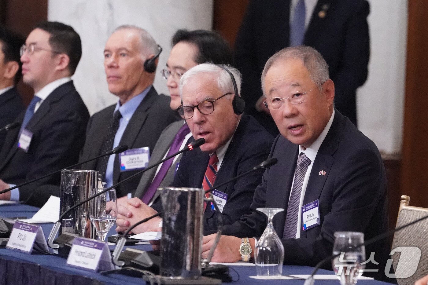 본문 이미지 - 류진 한경협 회장이 25일&#40;미국 현지시간&#41; 워싱턴 D.C. 윌러드 호텔에서 열린 &#39;한미 비즈니스 라운드테이블: 제조업 르네상스 파트너십&#39;에서 인사말을 하고 있다. &#40;한경협 제공&#41;
