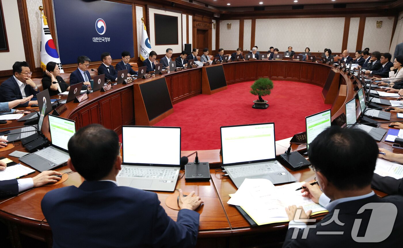 본문 이미지 -  26일 오전 서울 종로구 정부서울청사에서 열린 국무회의. 2025.8.26/뉴스1 ⓒ News1 임세영 기자