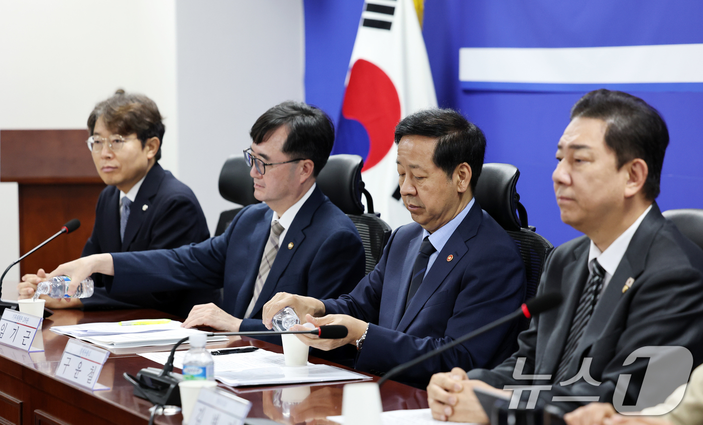 (서울=뉴스1) 이승배 기자 = 구윤철 경제부총리 겸 기획재정부 장관과 임기근 제2차관이 26일 서울 여의도 국회 의원회관에서 열린 내년도 정부 예산안 편성 방향을 논의하기 위한 …