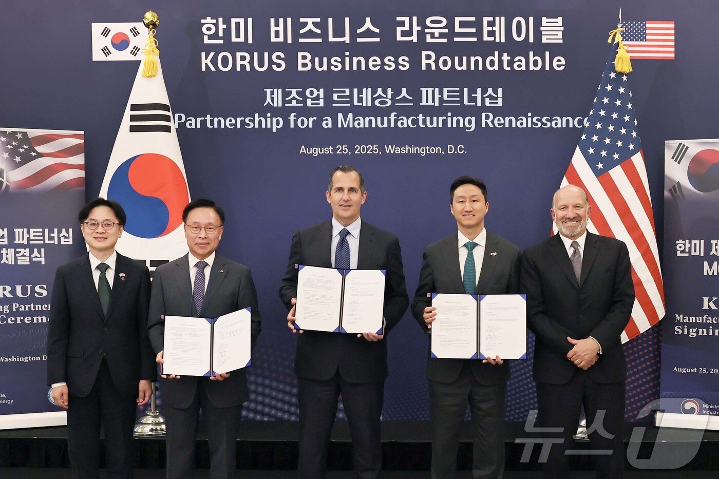 본문 이미지 - HD현대가 25일&#40;현지시간&#41; 미국 워싱턴DC에서 한국산업은행, 미국 사모펀드 서버러스 캐피탈과 &#39;한미 조선산업 공동 투자 프로그램 조성을 위한 양해각서&#40;MOU&#41;&#39;를 체결했다. 2025.8.26/뉴스1