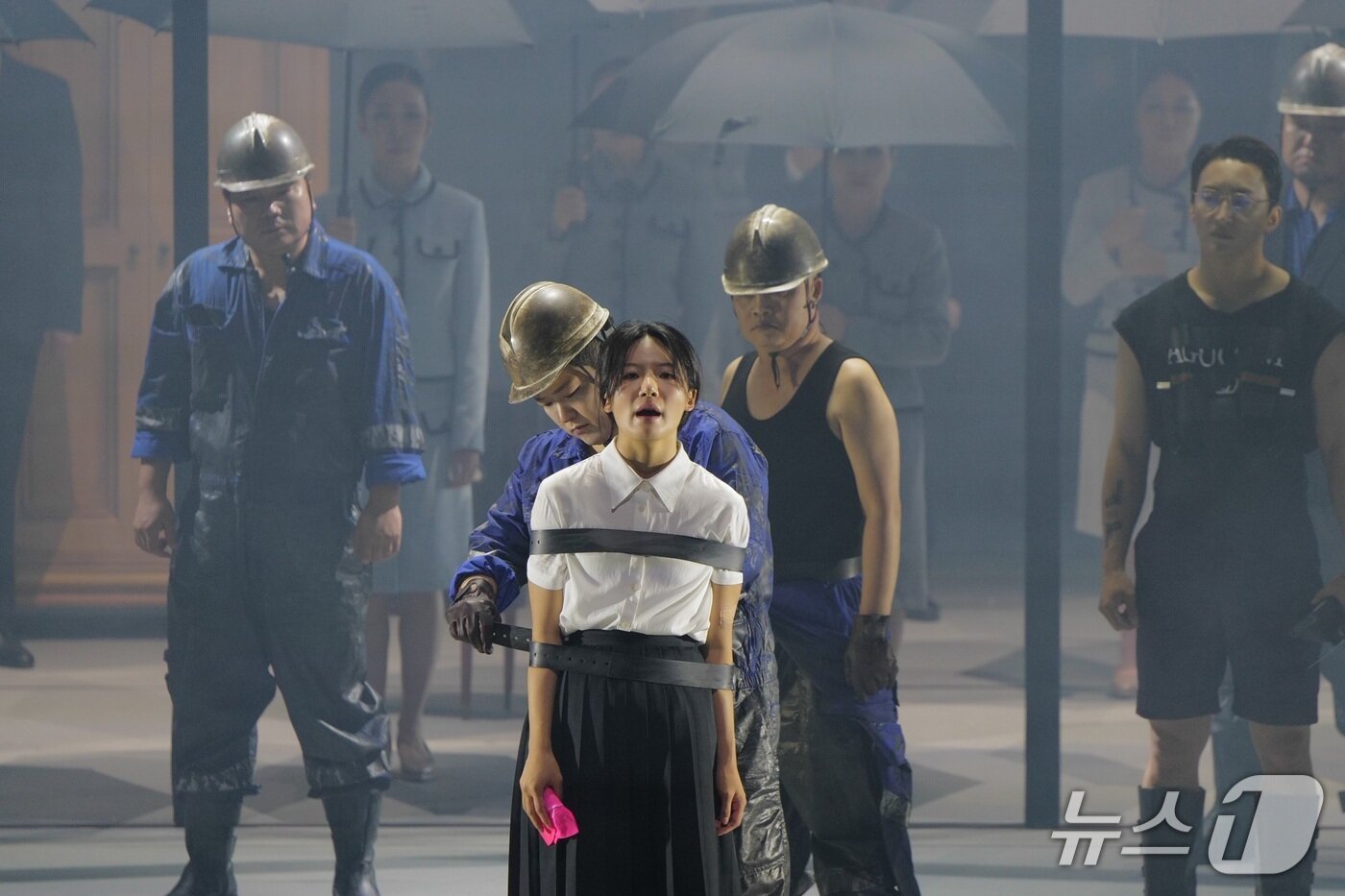 본문 이미지 -  고전 속 심청이 아닌 현 시대 심청을 논한 2025 전주세계소리축제 개막 공연 판소리시어터 &#39;심청&#39;의 한 장면.&#40; 전주세계소리축제 조직위 제공. 재판매 및 DB금지&#41;