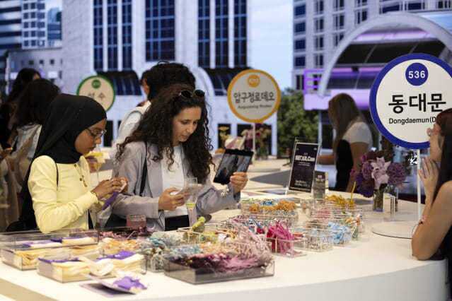 본문 이미지 - 누리하우스가 개최한 &#39;K뷰티 부스트 인 뉴욕2025&#39;의 B2B, 미디어 행사에 글로벌 유통사를 포함해 400여명의 크리에이터 및 관계자들이 참여해 성황리에 치러졌다.&#40;누리하우스제공&#41;