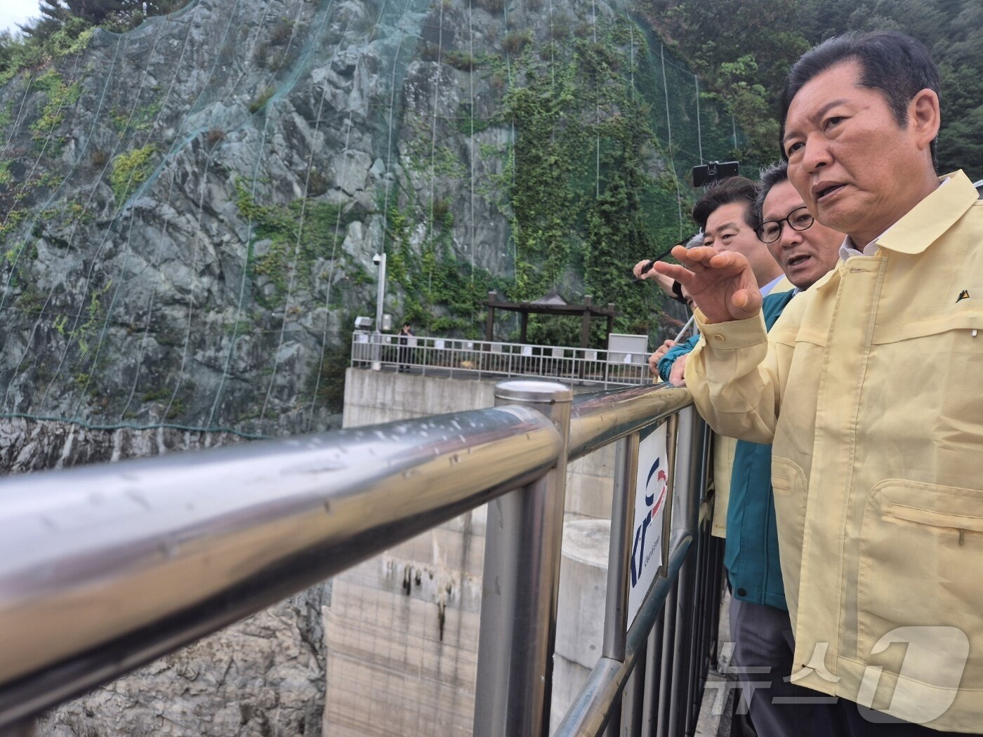 본문 이미지 - 정청래 더불어민주당 대표가 26일 강원도 강릉 오봉저수지 가뭄 현장을 찾아 점검하고 있다. 2025.8.26/뉴스1 ⓒ News1 윤왕근 기자
