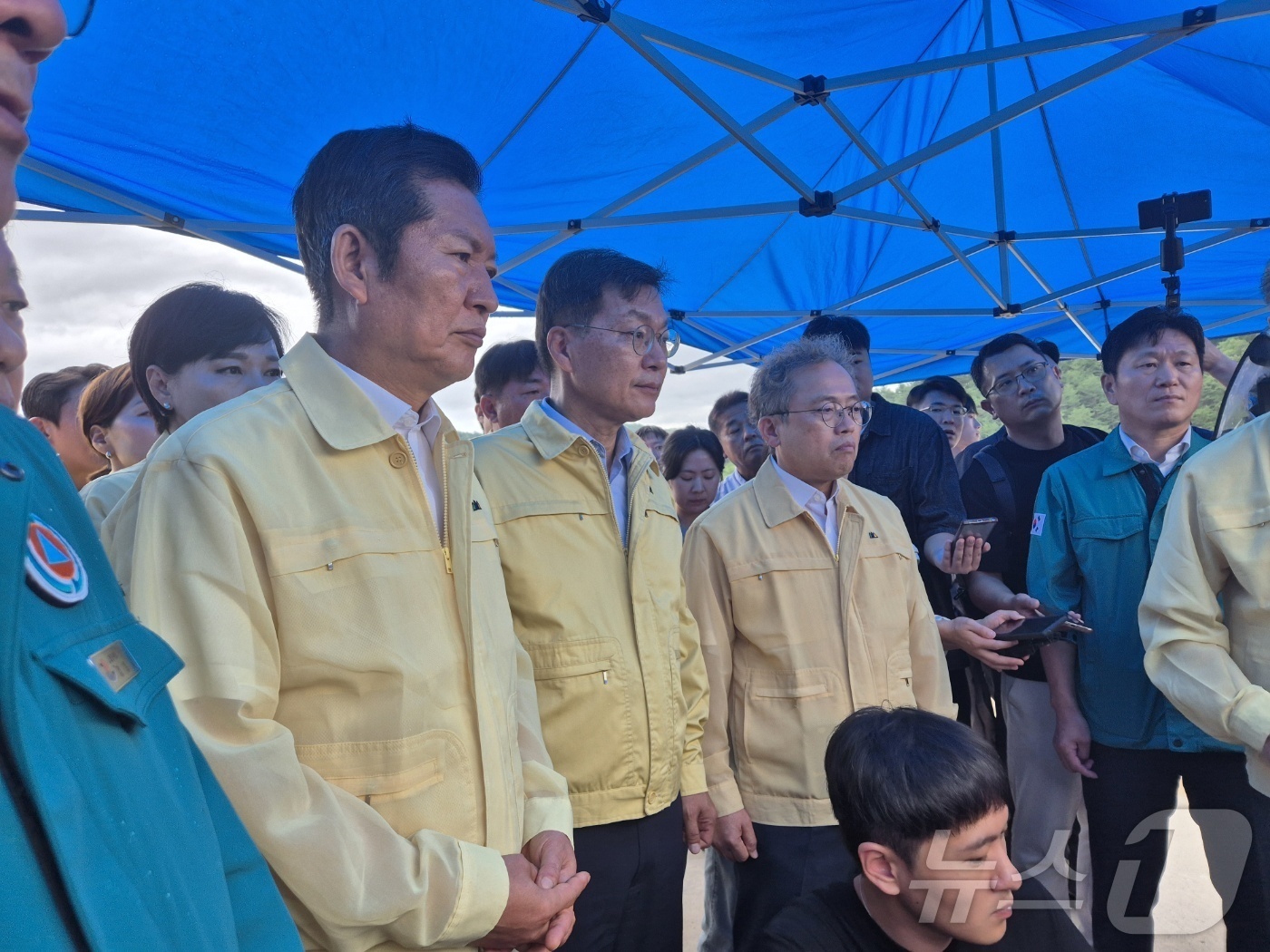 (강릉=뉴스1) 윤왕근 기자 = 정청래 더불어민주당 대표가 26일 강원도 강릉 오봉저수지 가뭄 현장을 찾아 점검하고 있다. 2025.8.26/뉴스1