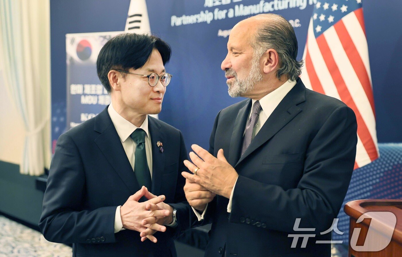 본문 이미지 - 김정관 산업통상자원부 장관이 26일&#40;한국시간&#41; 미국 워싱턴 D.C. 월라드 인터콘티넨탈 호텔에서 열린 &#39;한미 제조업 파트너십 MOU 체결식&#39;에 참석해 하워드 러트닉 미국 상무부 장관과 대화를 나누고 있다. &#40;산업통상자원부 제공. 재판매 및 DB 금지&#41; 2025.8.26/뉴스1
