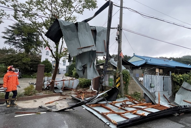 강풍에 날린 지붕, 케이블 선 위에 걸린 모습