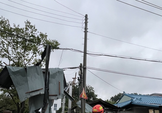 강풍에 날린 지붕, 케이블 선 위에 걸린 모습