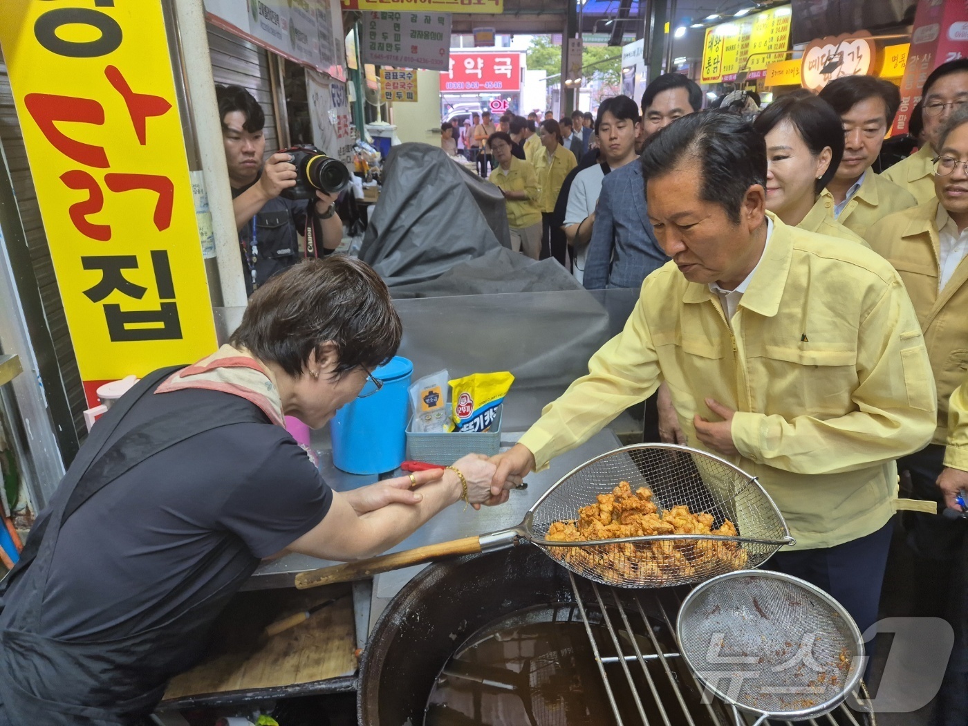 (강릉=뉴스1) 윤왕근 기자 = 정청래 더불어민주당 대표가 26일 강원 강릉 오봉저수지 가뭄 현장 방문에 이어 강릉중앙시장을 찾아 상인들에게 제한급수로 인한 고충을 듣고 있다. 2 …