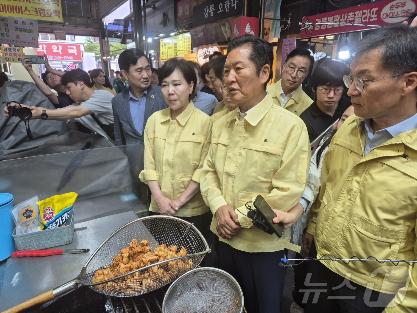 (강릉=뉴스1) 윤왕근 기자 = 정청래 더불어민주당 대표가 26일 강원 강릉 오봉저수지 가뭄 현장 방문에 이어 강릉중앙시장을 찾아 상인들에게 제한급수로 인한 고충을 듣고 있다. 2 …