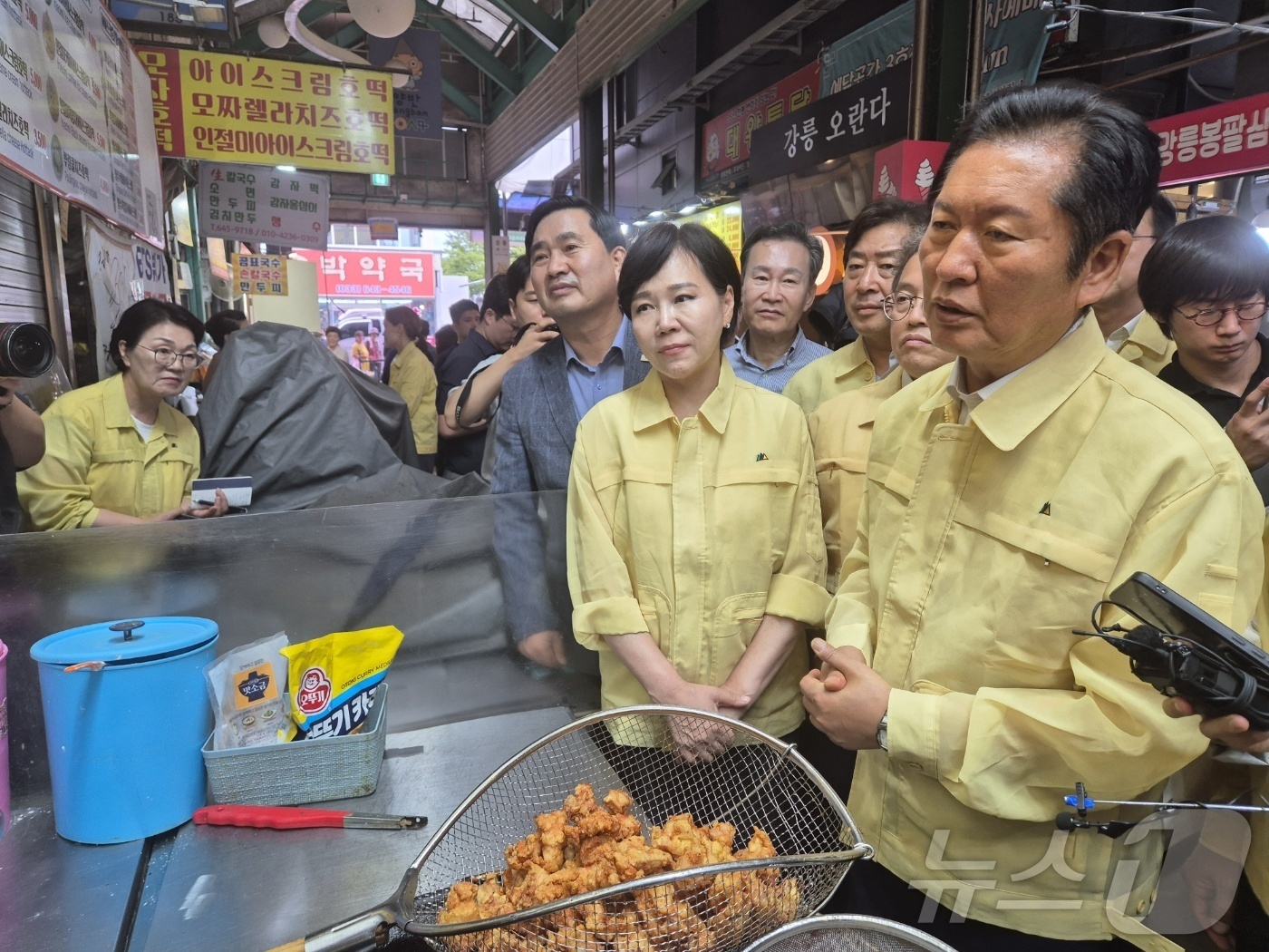 (강릉=뉴스1) 윤왕근 기자 = 정청래 더불어민주당 대표가 26일 강원 강릉 오봉저수지 가뭄 현장 방문에 이어 강릉중앙시장을 찾아 상인들에게 제한급수로 인한 고충을 듣고 있다. 2 …