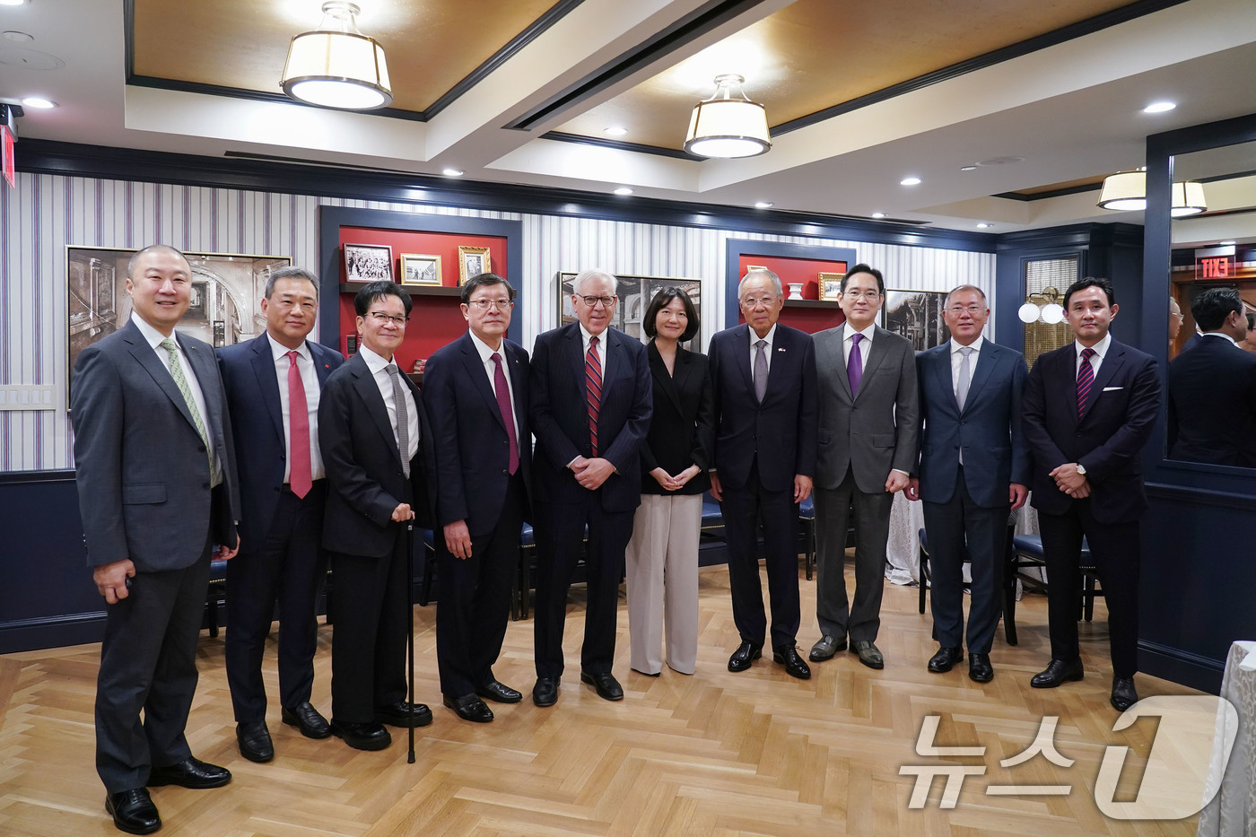 (서울=뉴스1) = 26일(한국시간) 미국 워싱턴 D.C. 윌러드 호텔에서 열리는 '한미 비즈니스 라운드테이블: 제조업 르네상스 파트너십'에 앞서 구자은 LS 회장(왼쪽부터), 김 …