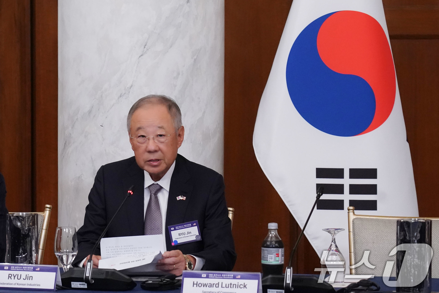 (서울=뉴스1) = 류진 한국경제인협회 회장이 26일(한국시간) 미국 워싱턴 D.C. 윌러드 호텔에서 열리는 '한미 비즈니스 라운드테이블: 제조업 르네상스 파트너십' 리셉션에서 인 …