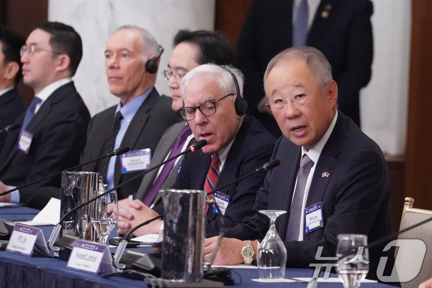 (서울=뉴스1) = 류진 한국경제인협회 회장이 26일(한국시간) 미국 워싱턴 D.C. 윌러드 호텔에서 열리는 '한미 비즈니스 라운드테이블: 제조업 르네상스 파트너십' 리셉션에서 인 …