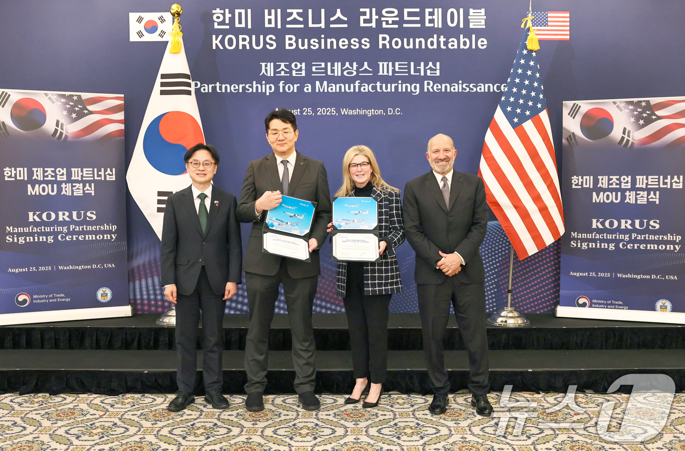 (서울=뉴스1) = 대한항공은 26일 (한국시간) 미국 워싱턴DC 소재 윌러드 호텔에서 보잉 차세대 고효율 항공기 103대 구매를 위한 양해각서(MOU)를 체결하고 19대 분량의 …