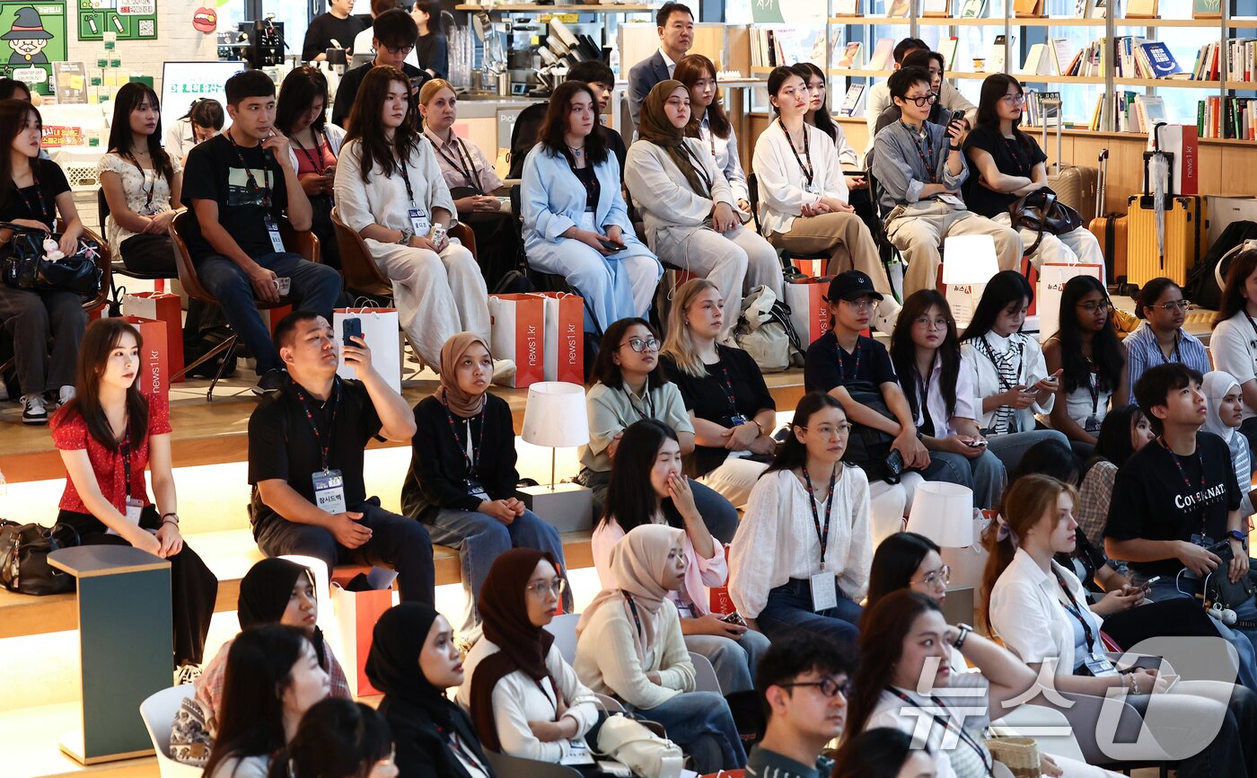 본문 이미지 - 26일 서울 성수 KT&G 상상플래닛에서 &#39;2025 뉴스1 K-브랜드 글로벌 캠프&#39;에 약 29개국에서 온 외국인 청년들이 참가했다.. 2025.8.26/뉴스1 ⓒ News1 김민지 기자