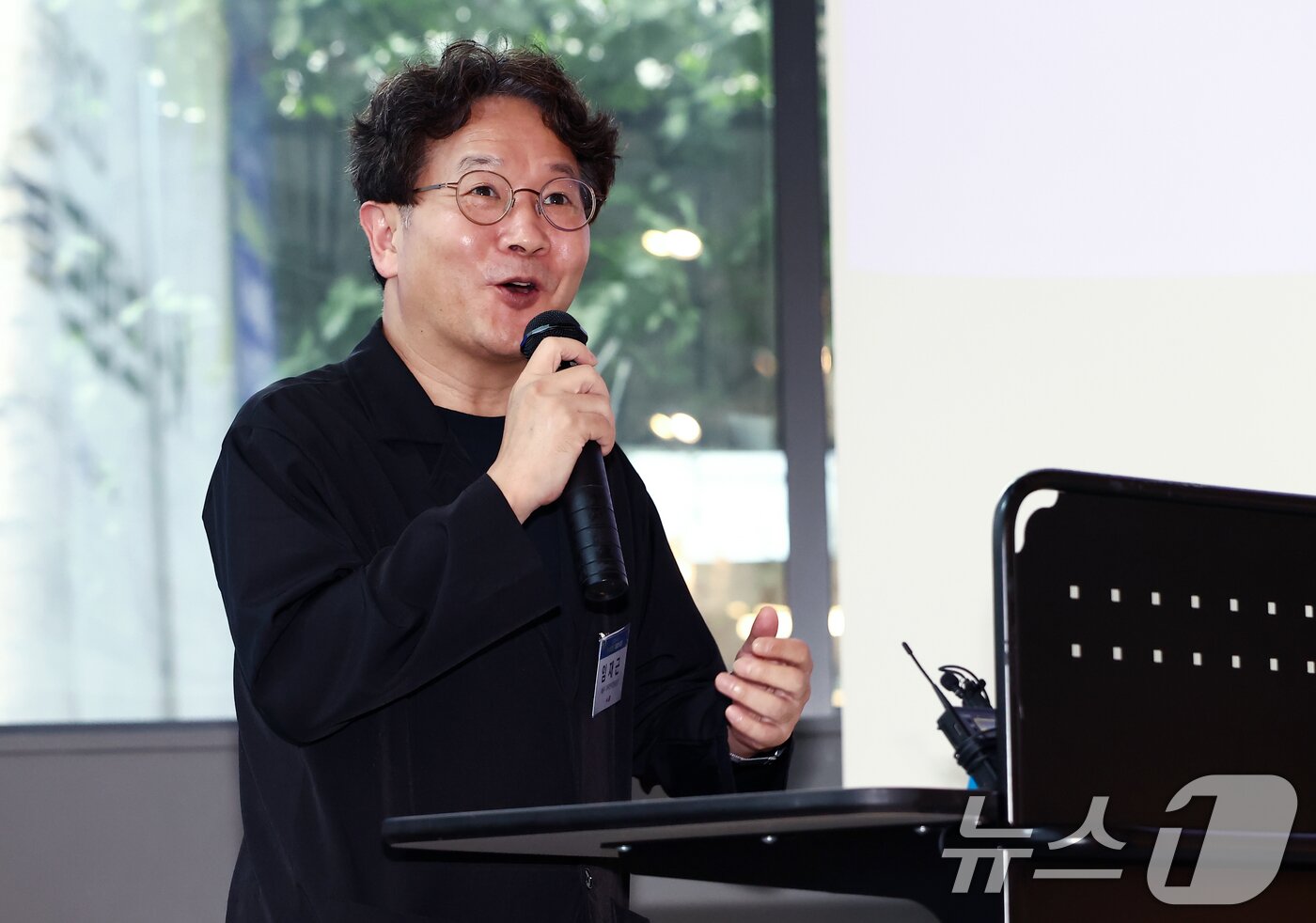 본문 이미지 - 임재근 서울시 외국인이민담당관이 26일 서울 성수 KT&G 상상플래닛에서 열린 &#39;2025 뉴스1 K-브랜드 글로벌 캠프&#39;에서 외국인 이민 사업 관련 발표를 하고 있다. 2025.8.26/뉴스1 ⓒ News1 김민지 기자