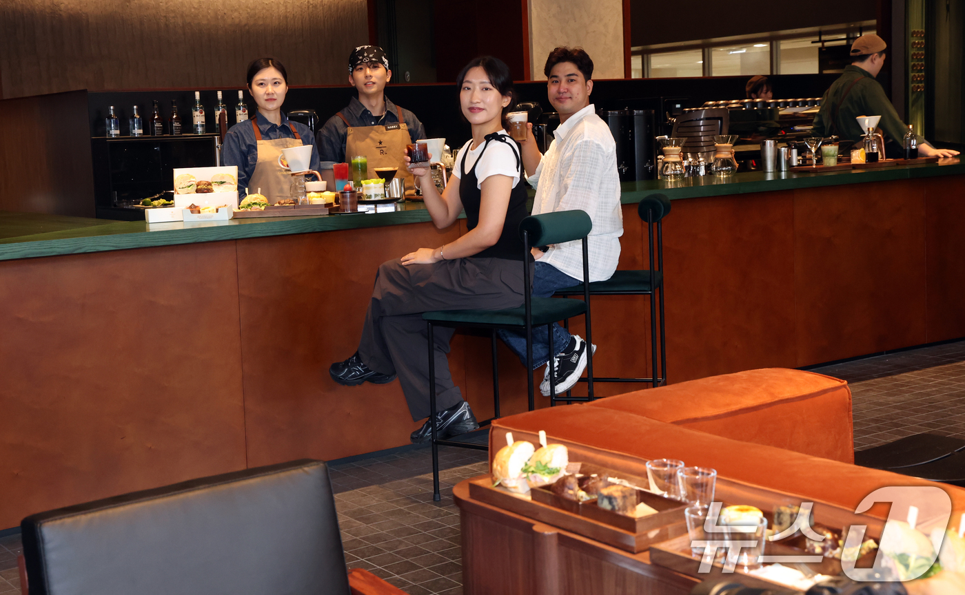 (서울=뉴스1) 김명섭 기자 = 26일 서울 종로구 KT광화문빌딩 WEST 스타벅스 프리미엄 커피 라운지 '리저브광화문'에서 모델들이 음료와 샌드위치를 선보이고 있다.오는 28일 …