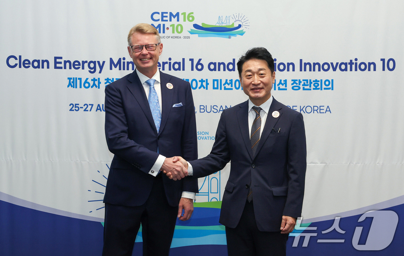 (서울=뉴스1) = 이호현 산업통상자원부 2차관이 26일 부산 해운대구 벡스코에서 열린 '제16차 청정에너지 장관회의와 제10차 미션이노베이션 장관회의'에 참석해 미카 뉘카넨 핀란 …