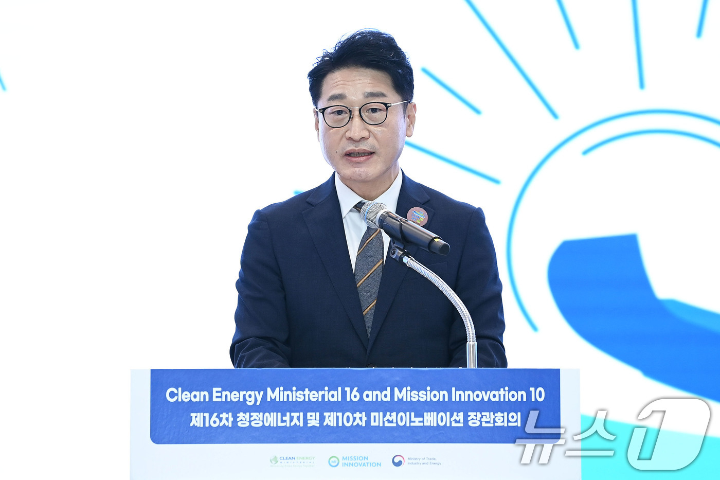 (서울=뉴스1) = 이호현 산업통상자원부 2차관이 26일 부산 해운대구 벡스코에서 열린 '제16차 청정에너지 장관회의와 제10차 미션이노베이션 장관회의'에 참석해 개회사를 하고 있 …