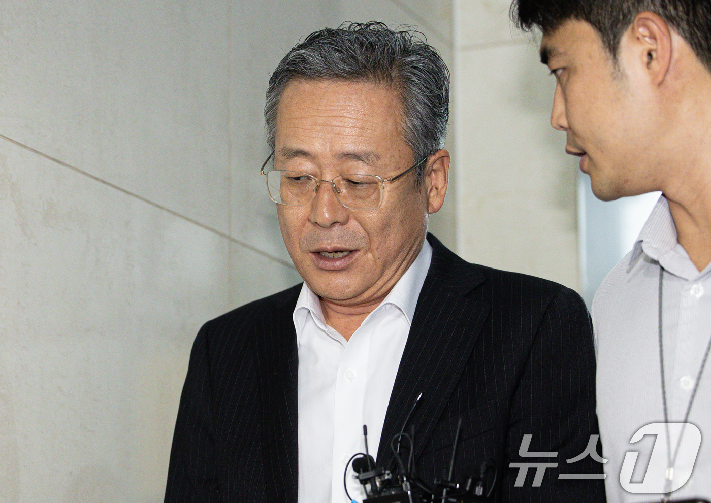 (서울=뉴스1) 이재명 기자 = 조구래 전 외교부 기획조정실장이 26일 오전 서울 서초구 '순직 해병 특검'(이명현 특별검사) 사무실에서 피의자 신분으로 조사 받기 위해 출석하고 …