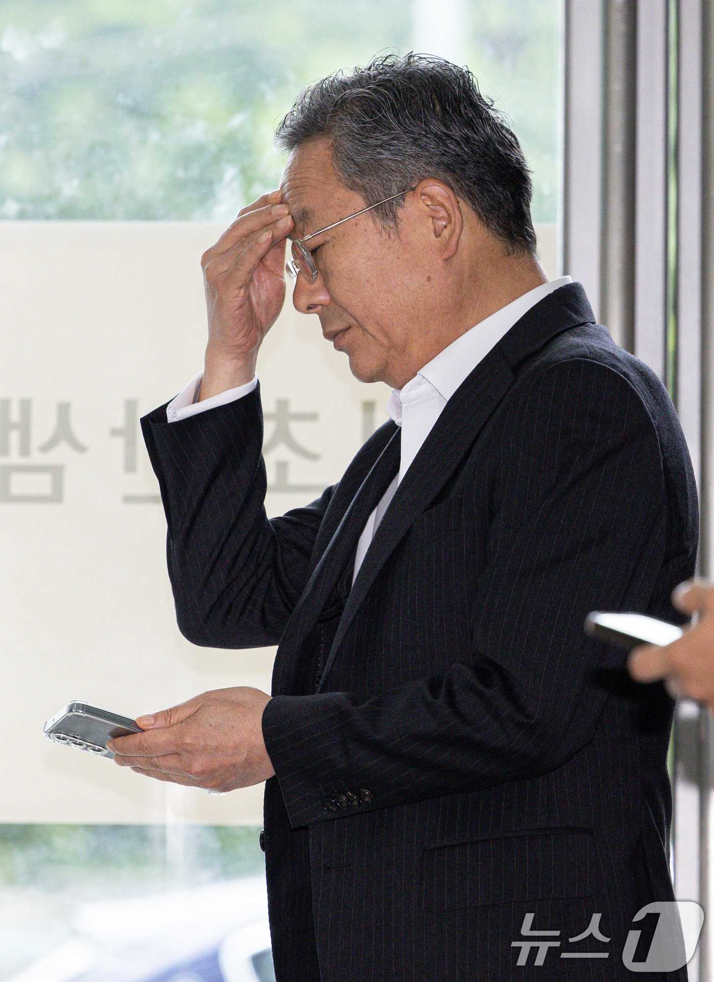 (서울=뉴스1) 이재명 기자 = 조구래 전 외교부 기획조정실장이 26일 오전 서울 서초구 '순직 해병 특검'(이명현 특별검사) 사무실에서 피의자 신분으로 조사 받기 위해 출석하고 …