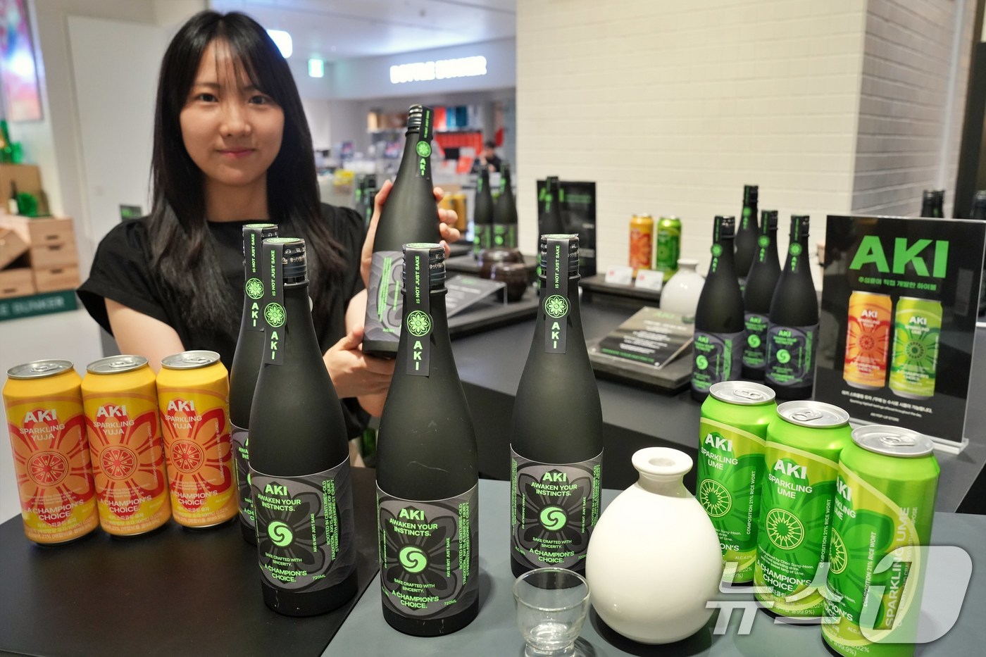 (서울=뉴스1) = 롯데마트의 주류 전문 매장 '보틀벙커'가 오는 31일까지 잠실점에서 추성훈 사케 'AKI(아키) 팝업스토어'를 진행한다고 26일 밝혔다.상품기획자가 지난 25일 …