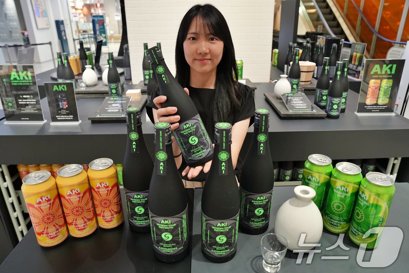 (서울=뉴스1) = 롯데마트의 주류 전문 매장 '보틀벙커'가 오는 31일까지 잠실점에서 추성훈 사케 'AKI(아키) 팝업스토어'를 진행한다고 26일 밝혔다.상품기획자가 지난 25일 …