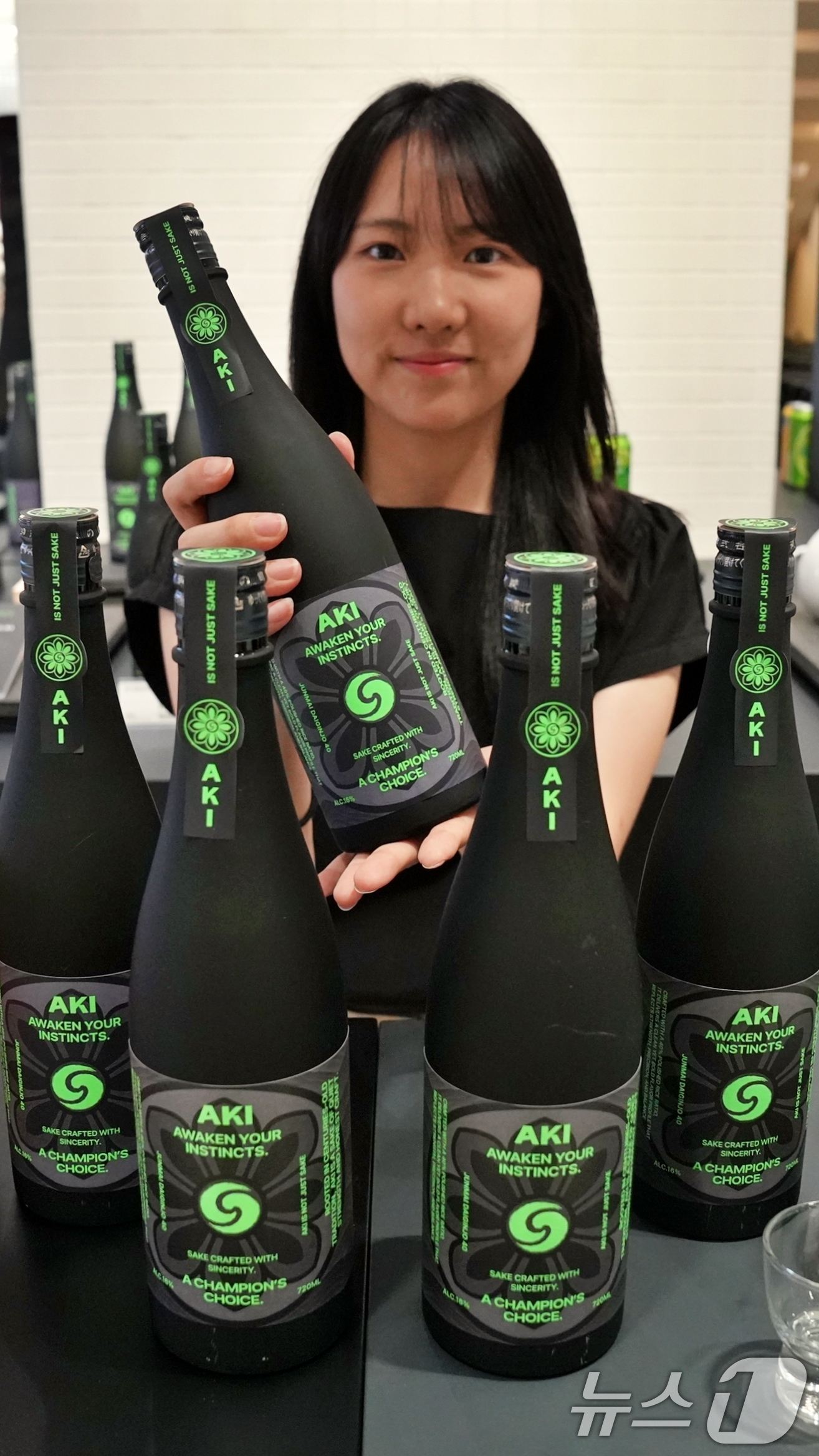 (서울=뉴스1) = 롯데마트의 주류 전문 매장 '보틀벙커'가 오는 31일까지 잠실점에서 추성훈 사케 'AKI(아키) 팝업스토어'를 진행한다고 26일 밝혔다.상품기획자가 지난 25일 …