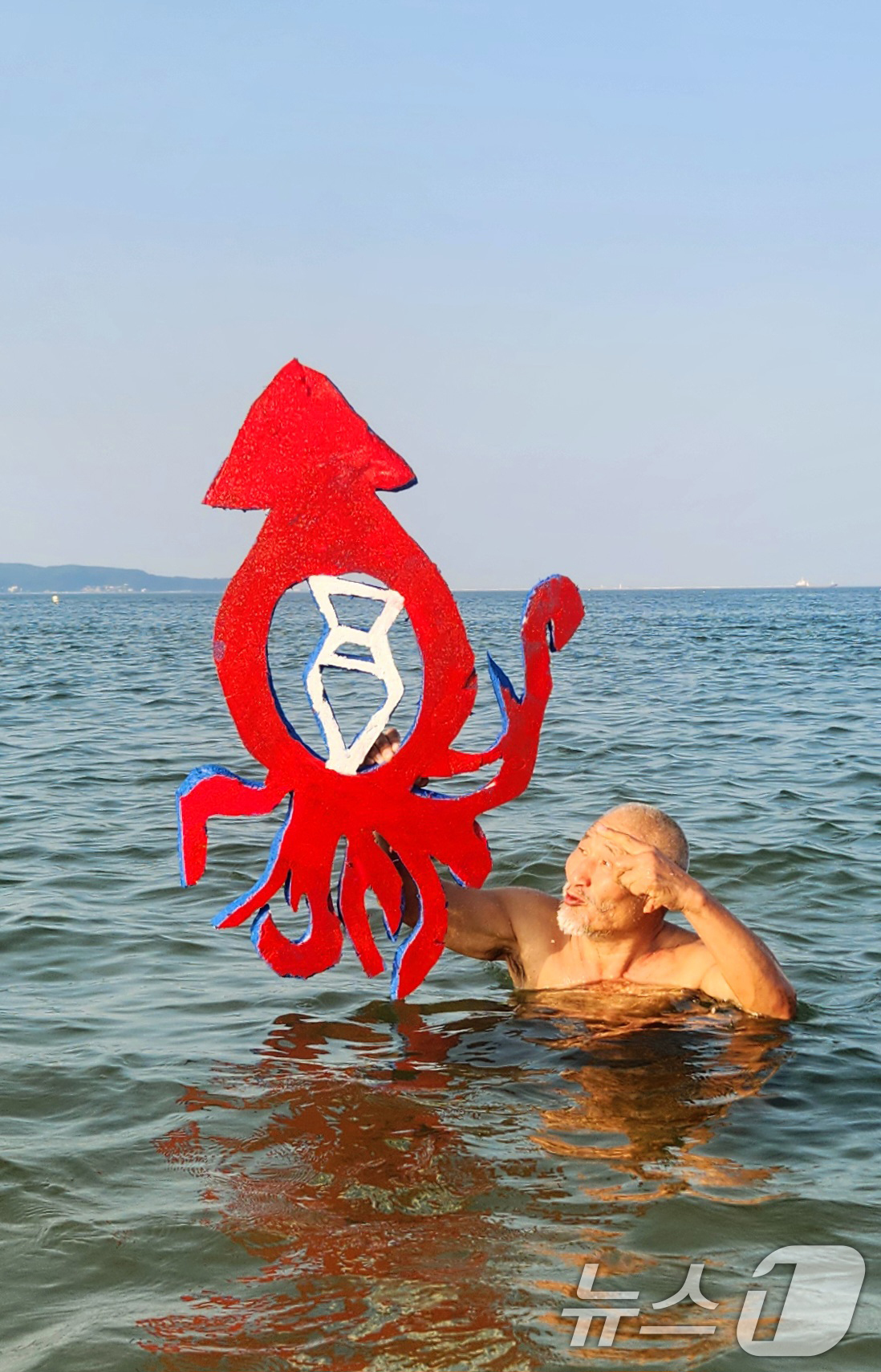 (포항=뉴스1) 최창호 기자 = 독도 서예가로 활동 중인 서예가 김동욱 씨가 26일 경북 포항시 송도해수욕장에서 북구 기계면 인비리 암각화 공원(원장 이호우) 홍보 퍼포먼스를 펼치 …