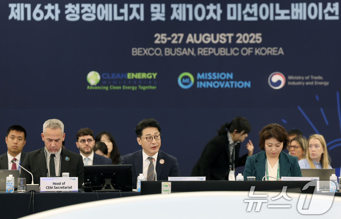 (서울=뉴스1) = 이호현 산업통상자원부 2차관이 26일 부산 해운대구 벡스코에서 열린 '제16차 청정에너지 장관회의 총회세션'에 참석해 환영사를 하고 있다. (산업통상자원부 제공 …