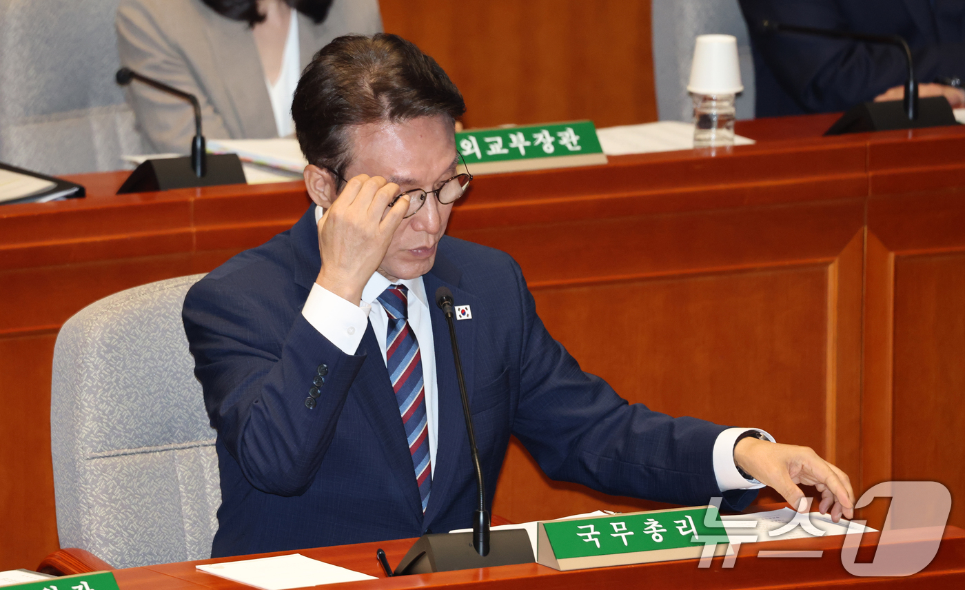 (서울=뉴스1) 이승배 기자 = 김민석 국무총리가 26일 오전 서울 여의도 국회에서 열린 제428회 국회(임시회) 예산결산특별위원회 2차 전체회의에서 머리를 만지고 있다. 2025 …