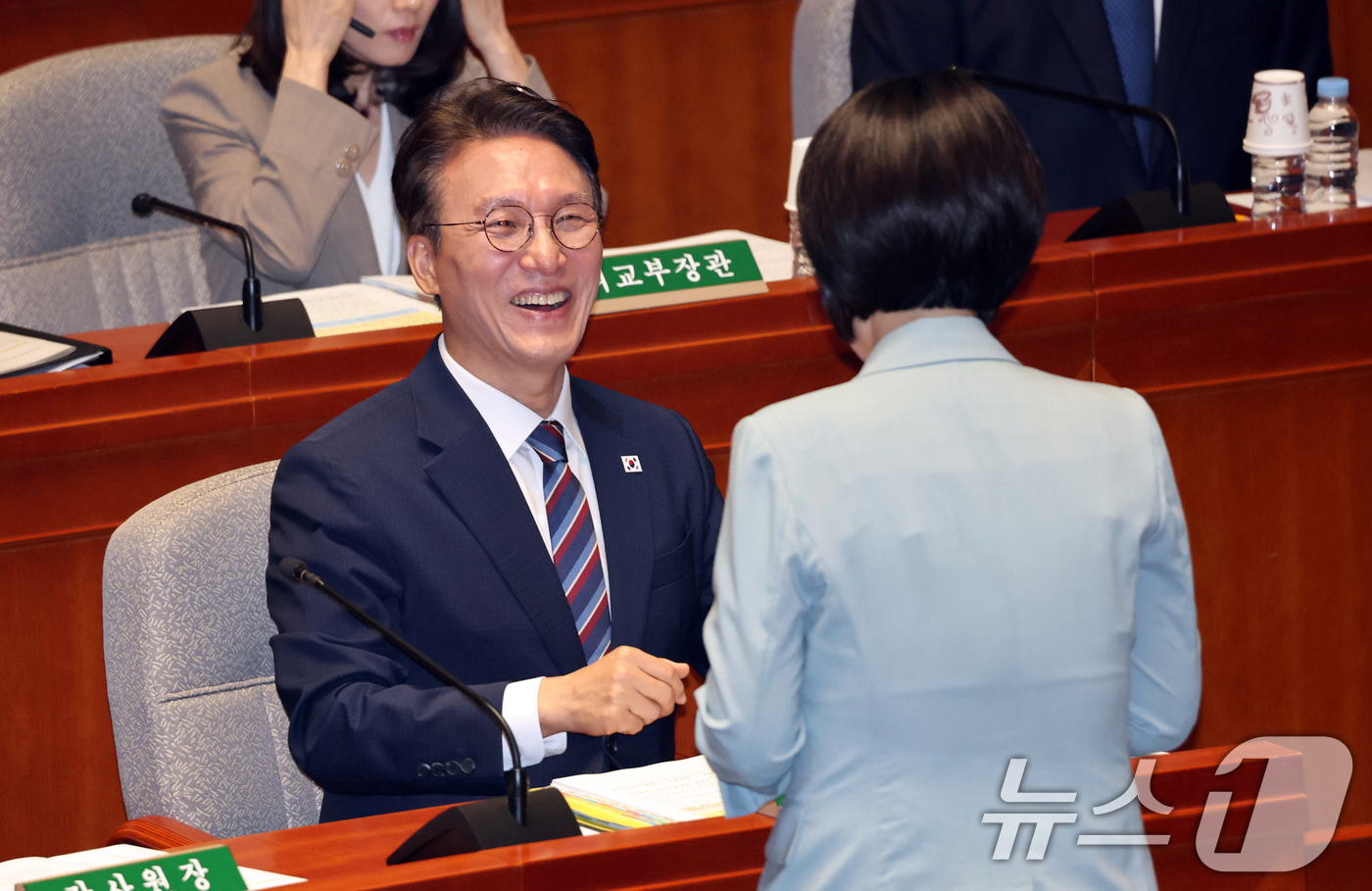 (서울=뉴스1) 이승배 기자 = 김민석 국무총리가 26일 오전 서울 여의도 국회에서 열린 제428회 국회(임시회) 예산결산특별위원회 2차 전체회의에서 위원들과 인사하고 있다. 20 …