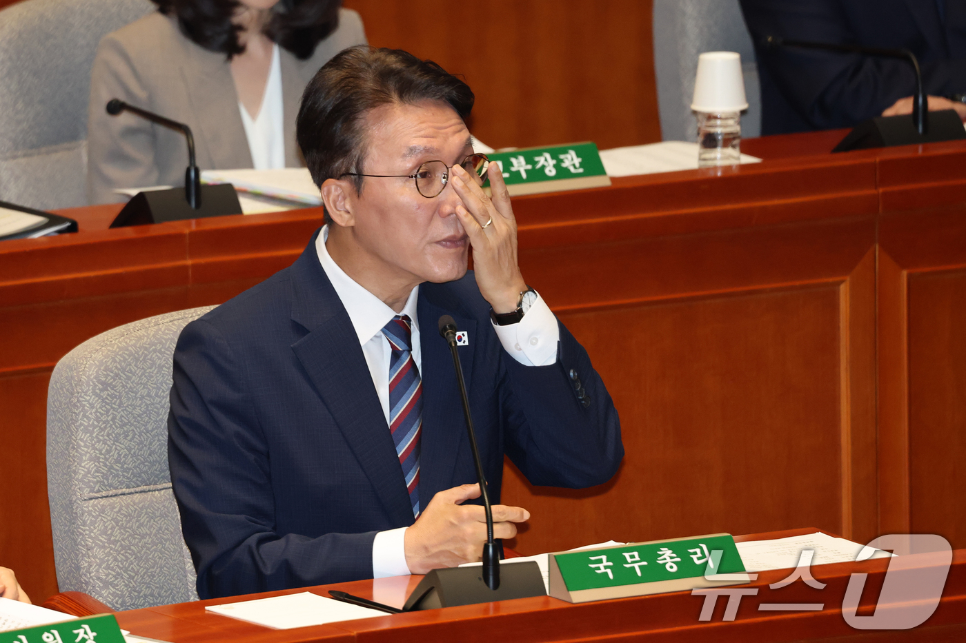 (서울=뉴스1) 이승배 기자 = 김민석 국무총리가 26일 오전 서울 여의도 국회에서 열린 제428회 국회(임시회) 예산결산특별위원회 2차 전체회의에서 안경을 고쳐쓰고 있다. 202 …