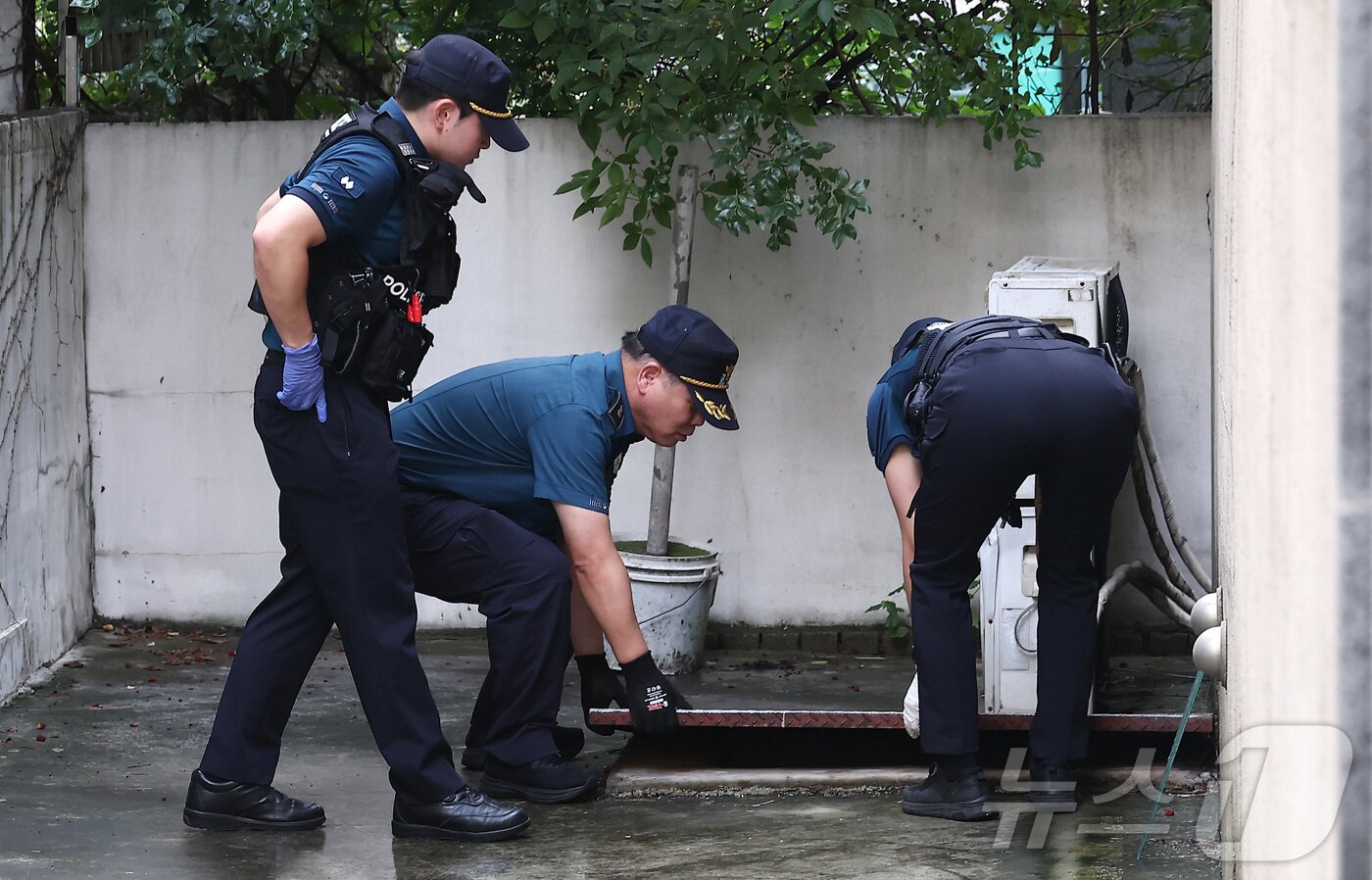 본문 이미지 - 서울시·동대문경찰서·한국외국어대학교 관계자들로 구성된 합동점검반이 26일 서울 동대문구 한국외국어대학교 일대에서 캠퍼스 &#39;마약 던지기&#39; 집중 단속을 하고 있다. 2025.8.26/뉴스1 ⓒ News1 김성진 기자