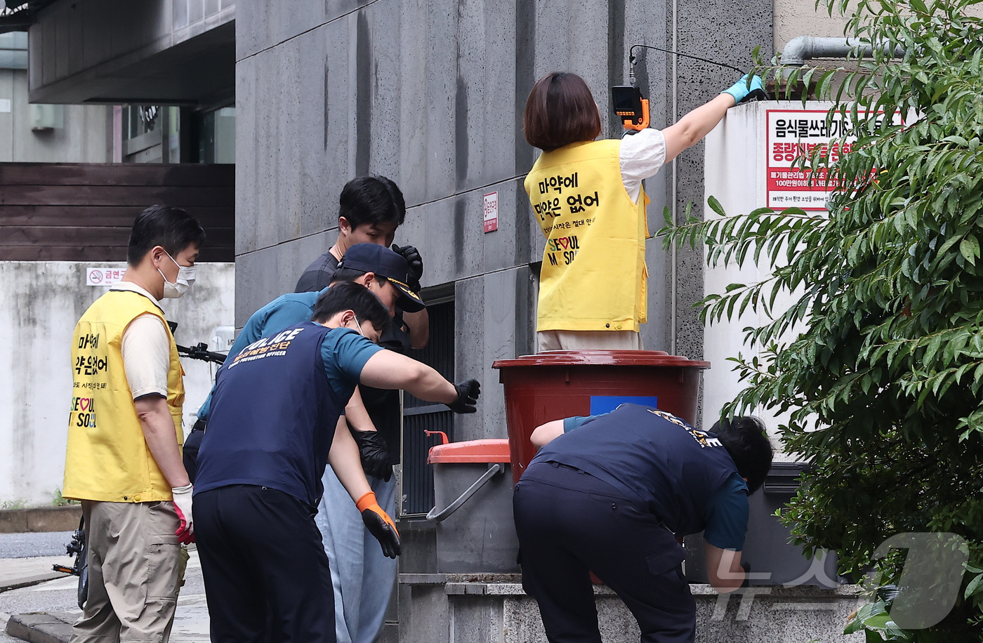(서울=뉴스1) 김성진 기자 = 서울시·동대문경찰서·한국외국어대학교 관계자들로 구성된 합동점검반이 26일 서울 동대문구 한국외국어대학교 일대에서 캠퍼스 '마약 던지기' 집중 단속을 …