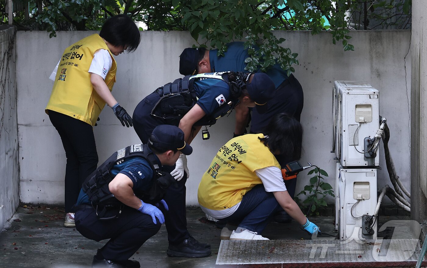 본문 이미지 - 서울시·동대문경찰서·한국외국어대학교 관계자들로 구성된 합동점검반이 26일 서울 동대문구 한국외국어대학교 일대에서 캠퍼스 &#39;마약 던지기&#39; 집중 단속을 하고 있다. 2025.8.26/뉴스1 ⓒ News1 김성진 기자