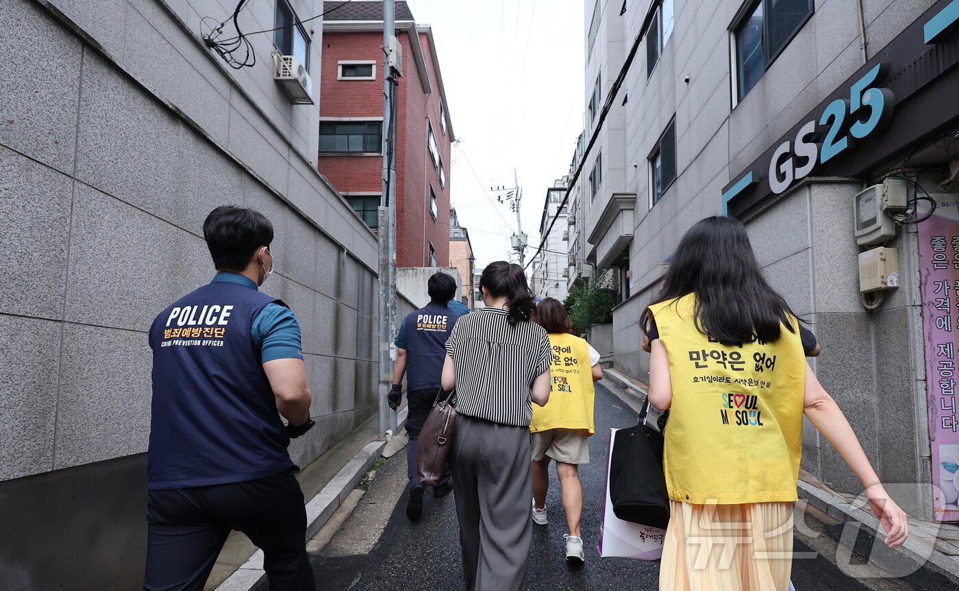 본문 이미지 - 서울시·동대문경찰서·한국외국어대학교 관계자들로 구성된 합동점검반이 26일 서울 동대문구 한국외국어대학교 일대에서 캠퍼스 &#39;마약 던지기&#39; 집중 단속을 하고 있다. 2025.8.26/뉴스1 ⓒ News1 김성진 기자