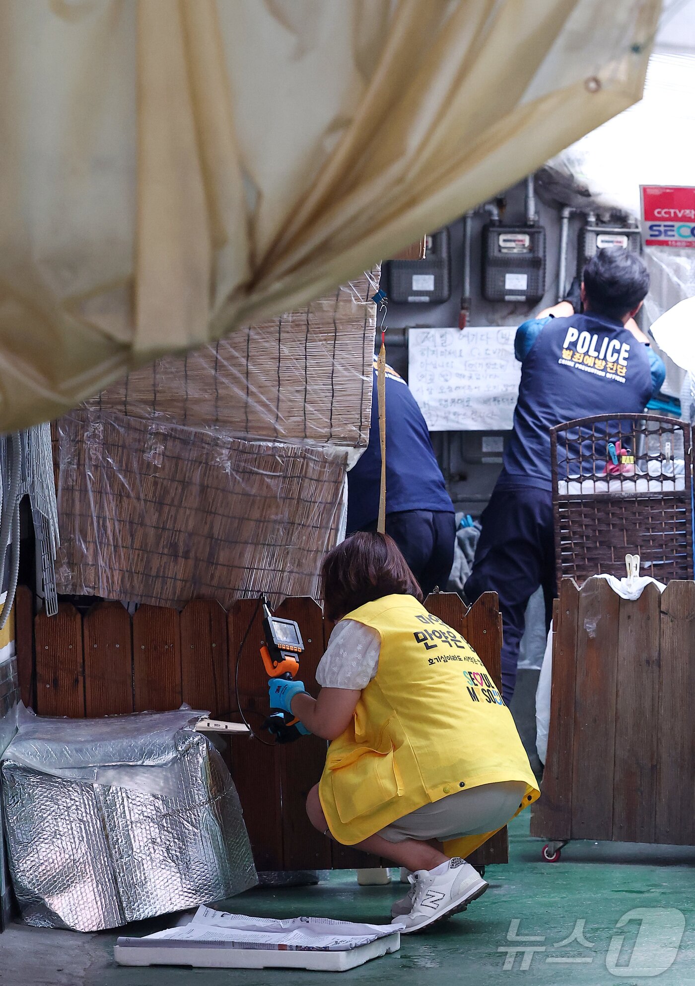 본문 이미지 - 서울시·동대문경찰서·한국외국어대학교 관계자들로 구성된 합동점검반이 26일 서울 동대문구 한국외국어대학교 일대에서 캠퍼스 &#39;마약 던지기&#39; 집중 단속을 하고 있다. 2025.8.26/뉴스1 ⓒ News1 김성진 기자
