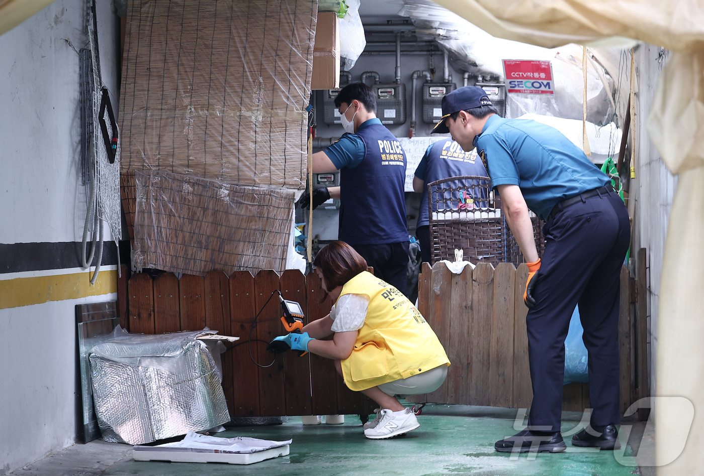 (서울=뉴스1) 김성진 기자 = 서울시·동대문경찰서·한국외국어대학교 관계자들로 구성된 합동점검반이 26일 서울 동대문구 한국외국어대학교 일대에서 캠퍼스 '마약 던지기' 집중 단속을 …